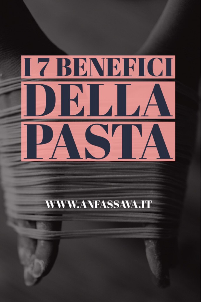 grafica verticale per pinterest: due mani che tengono pasta fresca e titolo: i 7 benefici della pasta (farla e mangiarla)