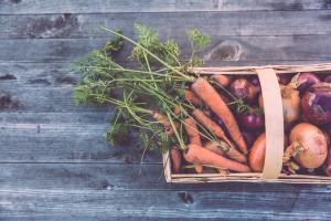 carote, pomodori e altri prodotti della terra in un cesto