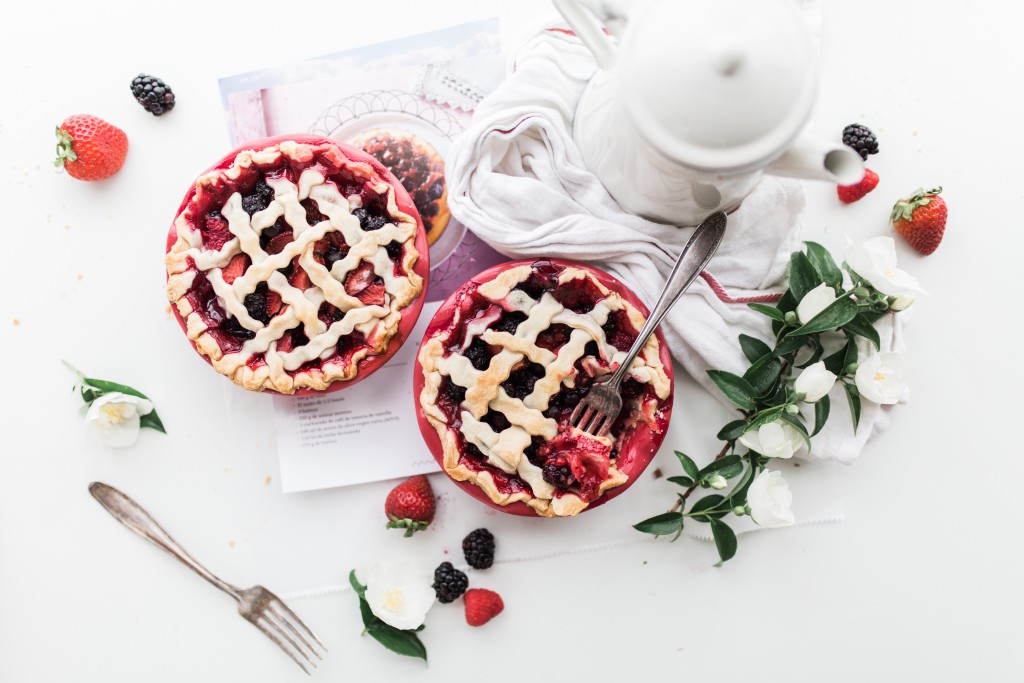 crostata di fragole con un pezzo tagliato 